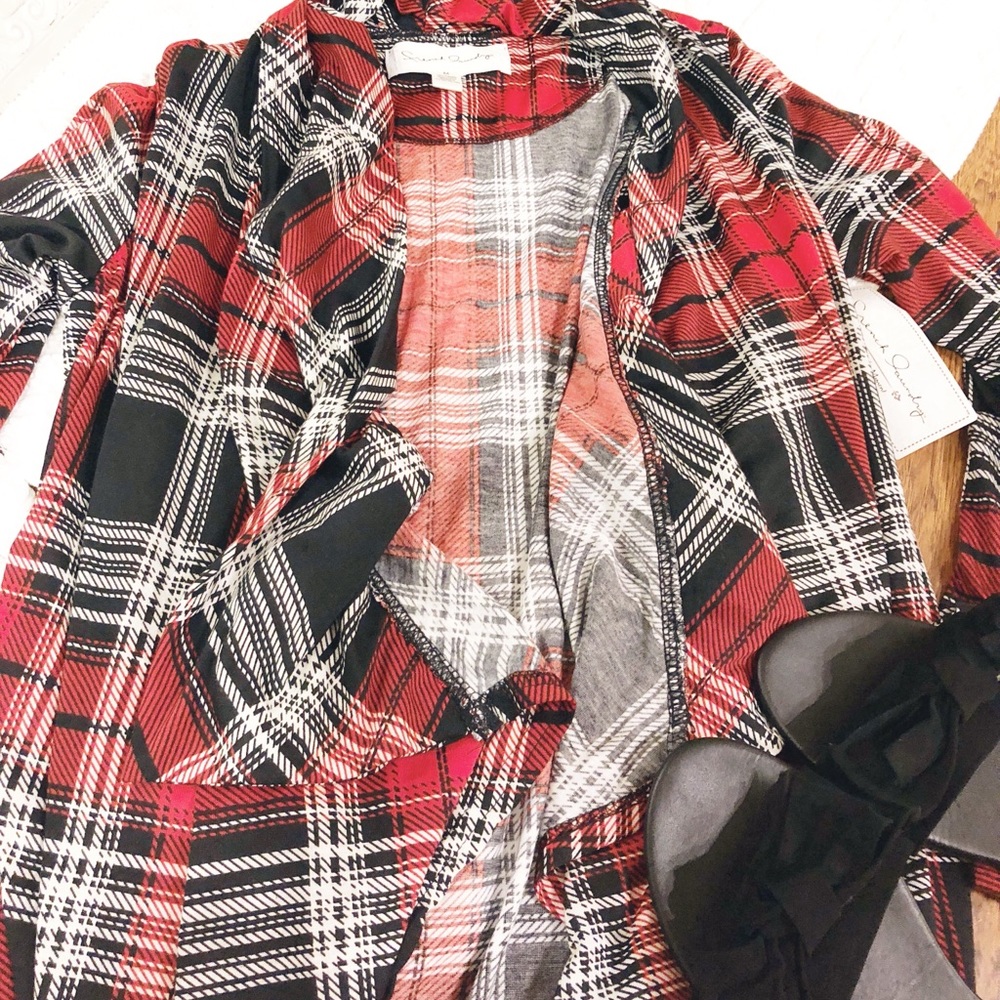 •Plaid shirt•